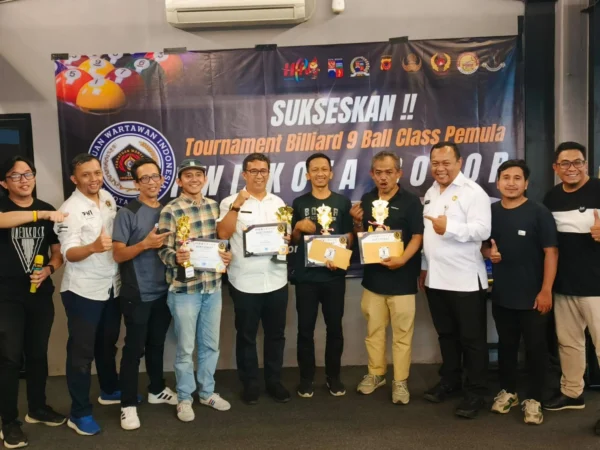 Para juara di turnamen Billiard 9 Ball Class Pemula PWI Kota Bogor bersama panitia pelaksana, Rabu (19/2). (Yudha Prananda / Jabar Ekspres)