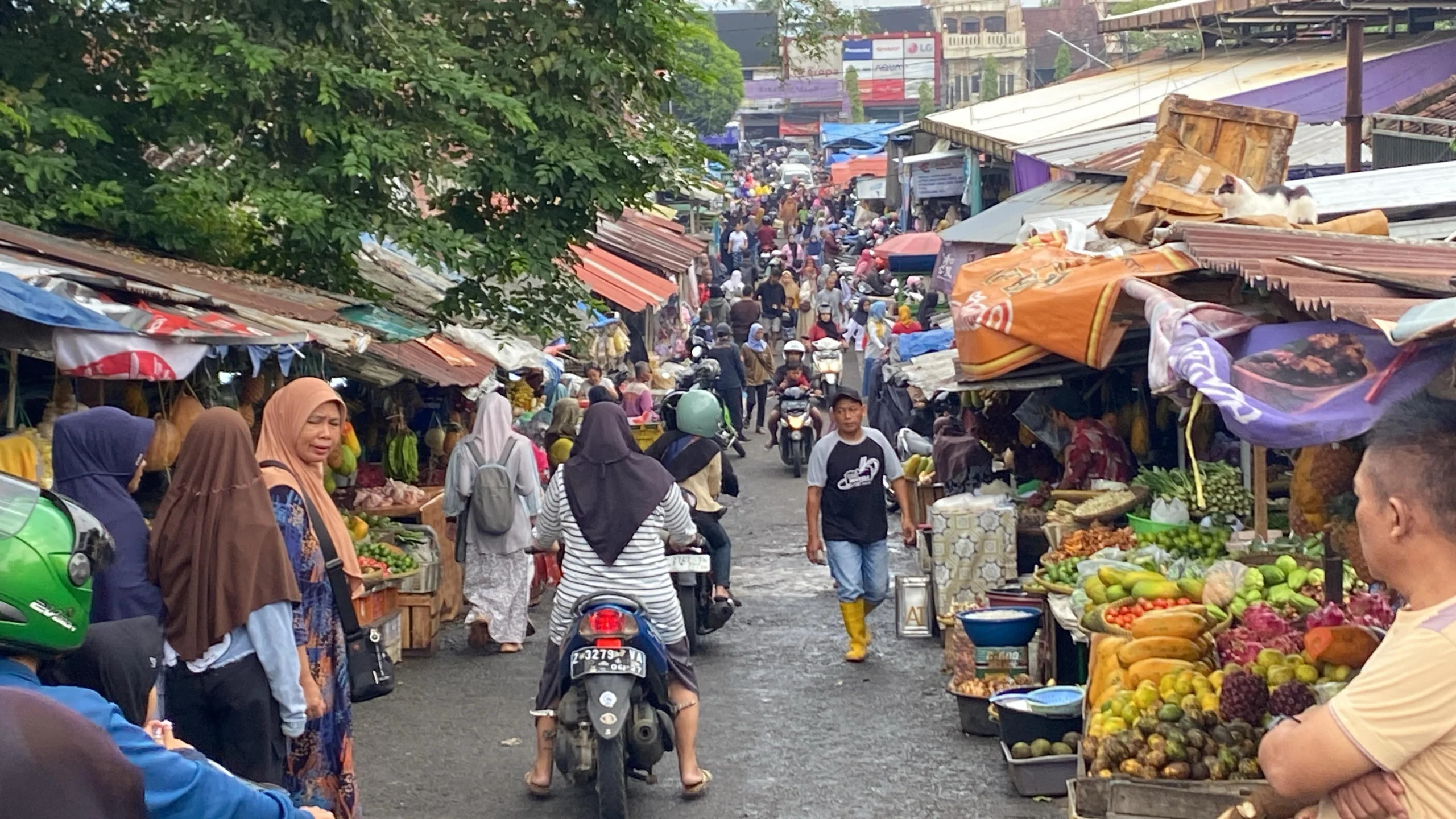 Pasar Manis Ciamis dipadati pengunjung pada Jumat (28/2/2025) meski kebakaran terjadi pada malam sebelumnya yang menghanguskan empat belas kios di Blok A. (Foto: Cecep Herdi/Jabar Ekspres)