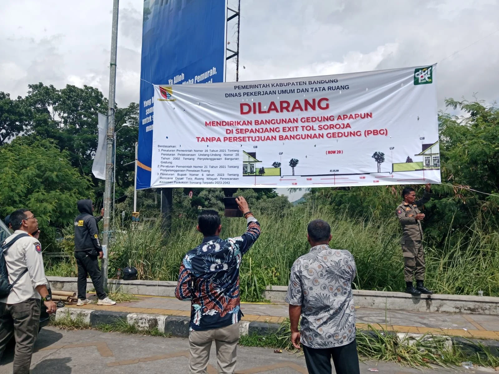 Pemerintah Kabupaten (Pemkab) Bandung mengeluarkan larangan untuk mendirikan bangunan di sepanjang Exit Tol Soreang tanpa izin resmi. Foto Istimewa