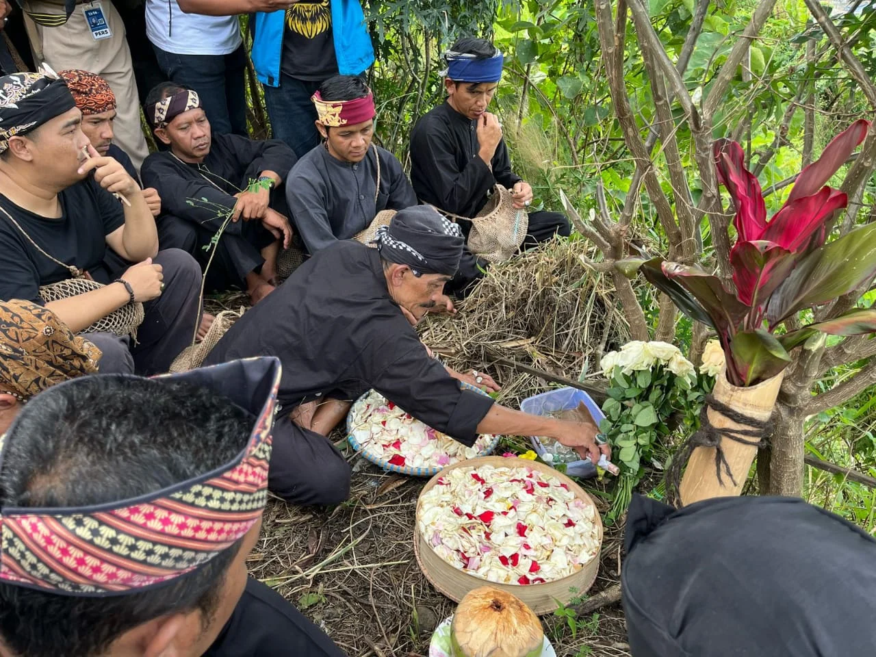 Prosesi Tabur Bunga oleh Masyarakat Adat Cireundeu di Lahan Eks TPA Leuwigajah (mong)