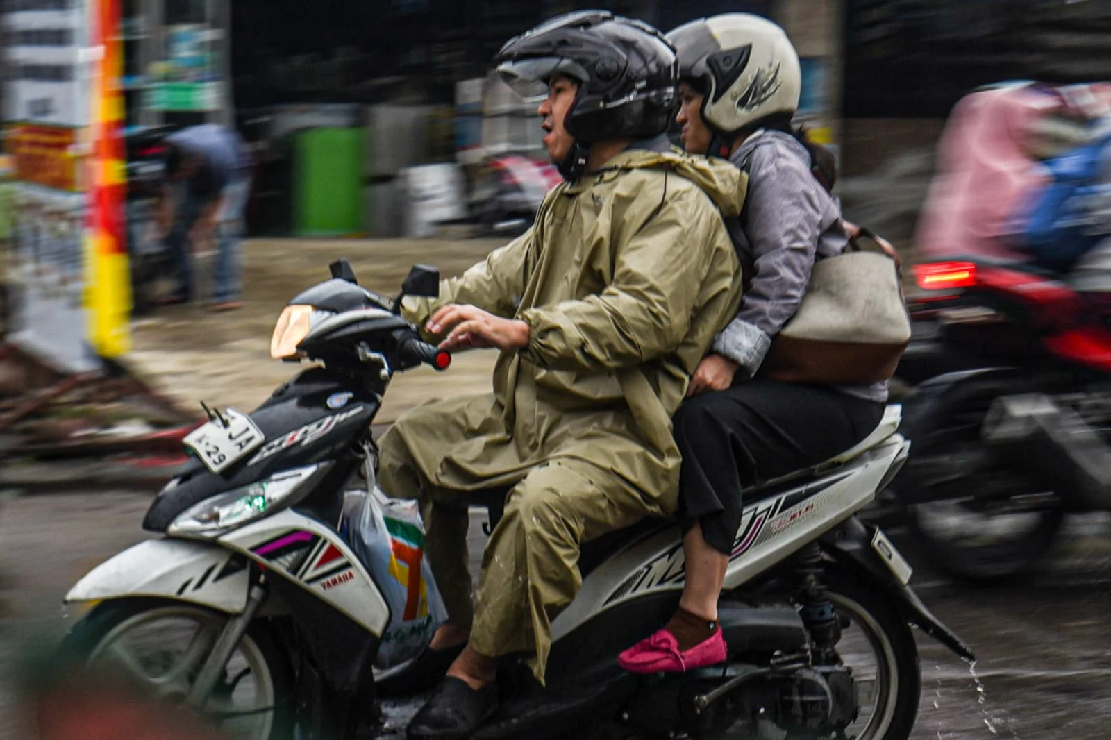 Ilustrasi pengendara motor melintas saat cuaca hujan di Jalan Antapani, Kota Bandung, Kamis (27/2) . Foto: Dimas Rachmatsyah / Jabar Ekspres