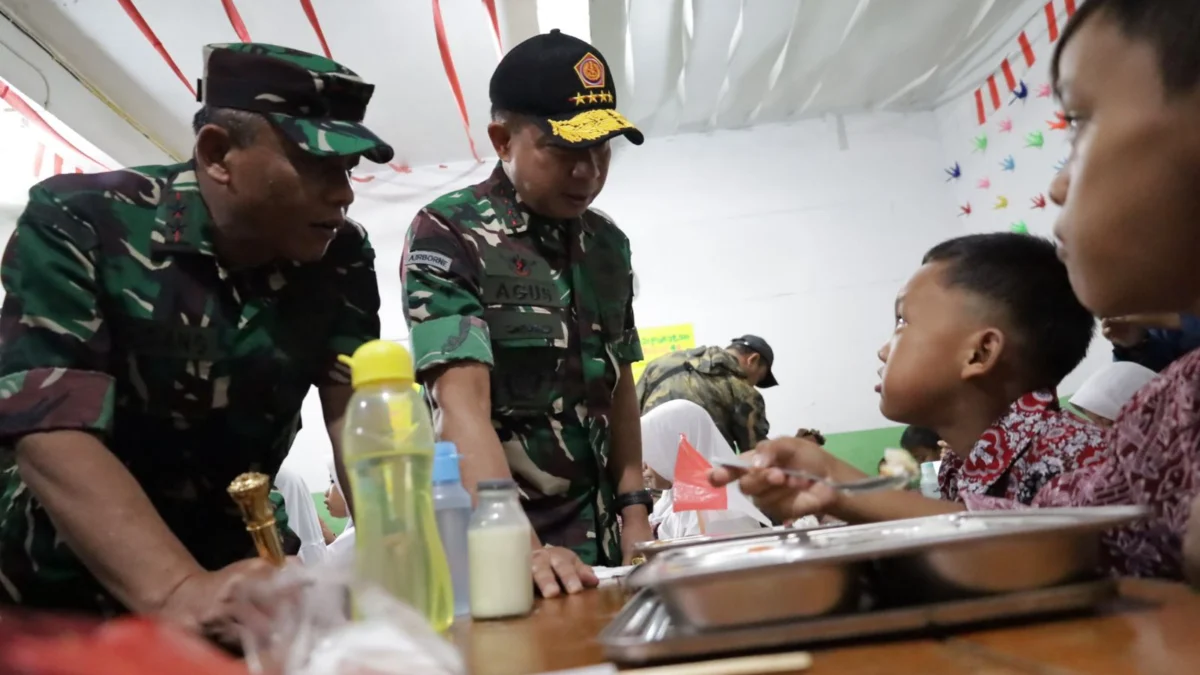 Tinjau Langsung Program MGB, Panglima TNI Jenderal Agus Subiyanto saat Berinteraksi dengan Siswa SDN Pasirkaliki Mandiri 2 Kota Cimahi (mong)