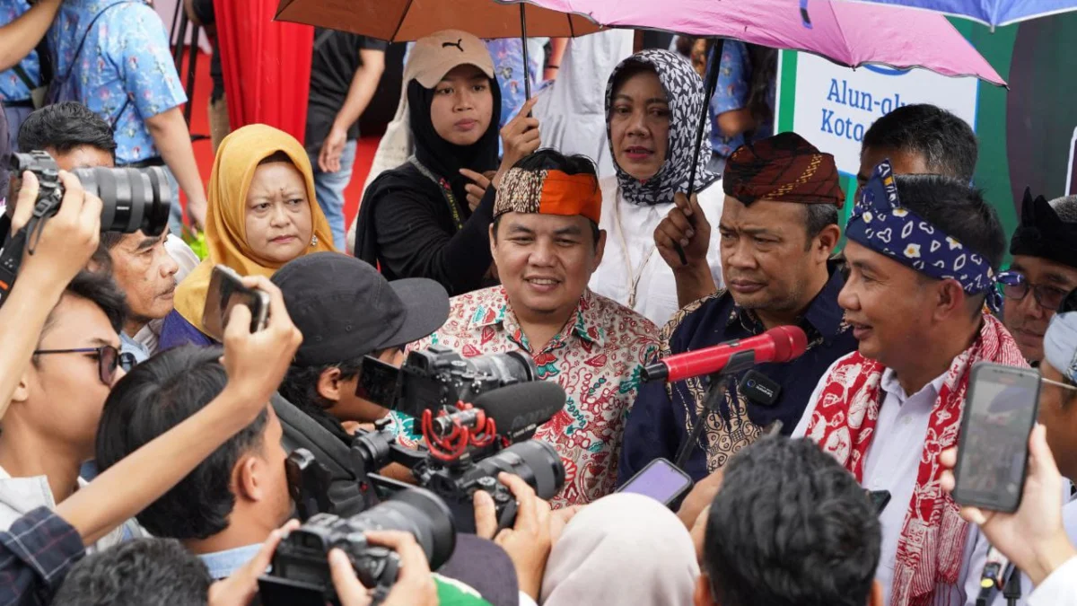 Ketua DPRD Kota Bogor, Adityawarman Adil bersama Pj Gubernur Jawa Barat, Bey Machmudin. (Dok. Humpro DPRD Kota Bogor)
