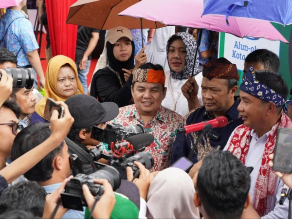 Ketua DPRD Kota Bogor, Adityawarman Adil bersama Pj Gubernur Jawa Barat, Bey Machmudin. (Dok. Humpro DPRD Kota Bogor)