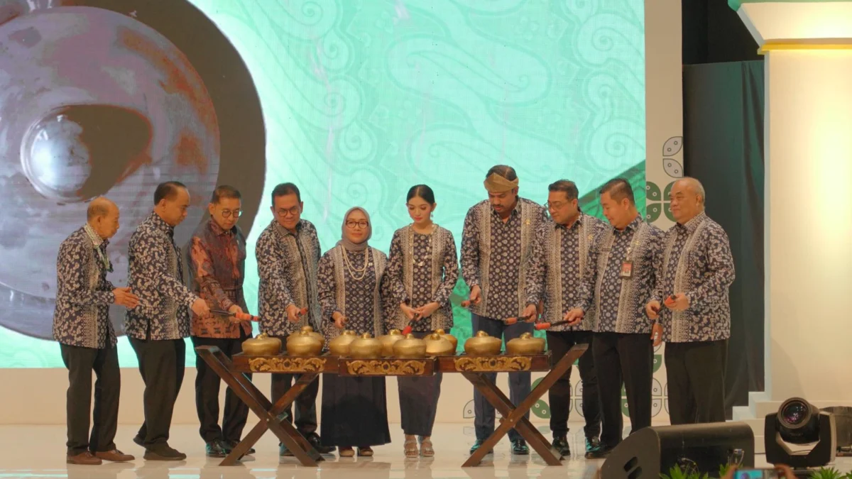 : Peresmian pembukaan Acara Inacraft 2025 oleh Dr. Muchsin Ridjan SE., MM, Ketua Umum BPP Asosiasi Ekspor dan Produsen Handicraft Indonesia (ke-3 dari kanan), Maman Abdurahman, Menteri UMKM Indonesia (ke-5 dari kanan), dan Selvi Ananda, Istri Wakil Presiden Indonesia ke-14 (ke-5 dari kiri) di Jakarta International Convention Center (JICC) Senayan, Jakarta (5/2)