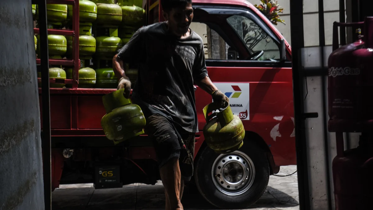 Petugas menurunkan gas LPG 3 Kg di Pangkalan beberapa waktu lalu. Foto: Dimas Rachmatsyah / Jabar Ekspres