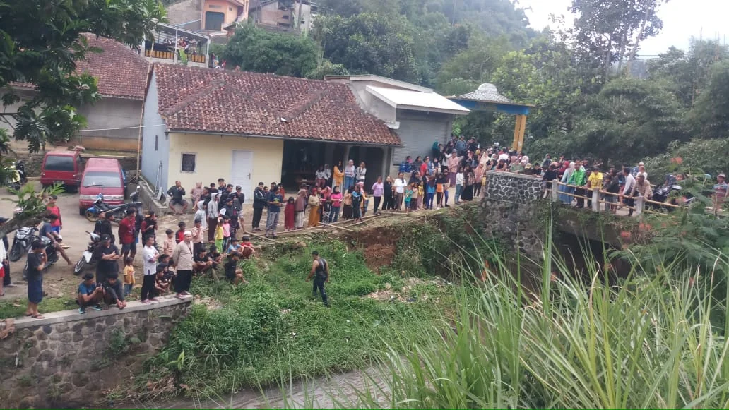 2 orang warga terjatuh ke Sungai Citarik saat Mengendarai Motor. (Foto/Yanuar Baswata)