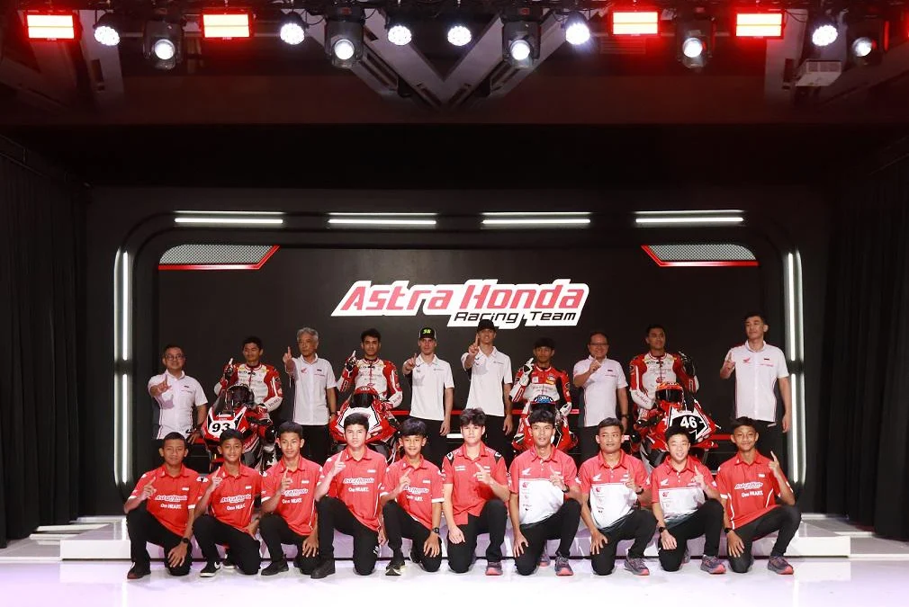 Sebanyak 14 pebalap binaan Astra Honda berfoto bersama manajemen AHM dan dua pebalap Honda Racing Team di ajang MotoGP yaitu Joan Mir dan Luca Marini di AHM-Safety Riding and Training Center, Deltamas (01/02)