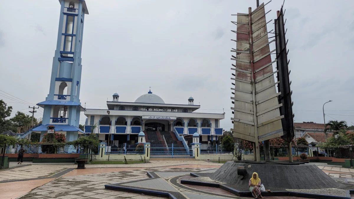 Alun-Alun dan Mesjid Agung Banjar belum mendapat sentuhan renovasi, lantaran asetnya belum diserahkan ke Pemkot Banjar, Selasa 4 Februari 2025.