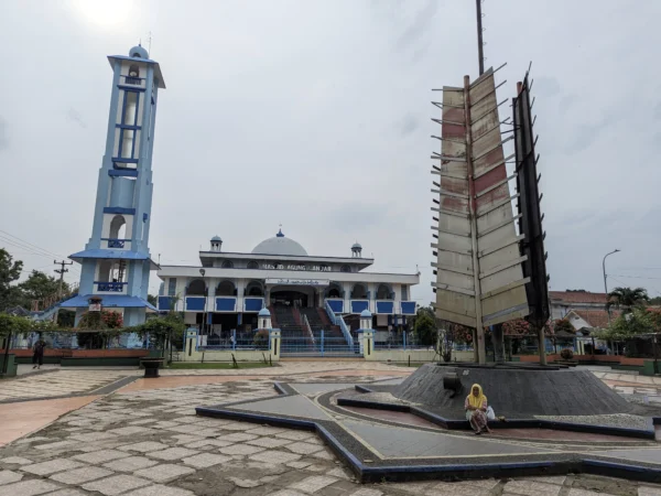 Alun-Alun dan Mesjid Agung Banjar belum mendapat sentuhan renovasi, lantaran asetnya belum diserahkan ke Pemkot Banjar, Selasa 4 Februari 2025.