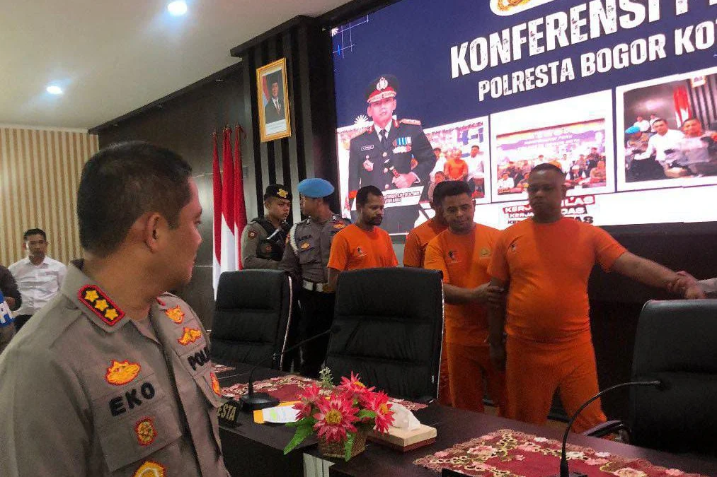 Kapolresta Bogor Kota, Kombes Pol Eko Prasetyo saat mengekspose empat orang tersangka kasus penembakan TH (45) alias Erik Tampubolon. (Yudha Prananda / Jabar Ekspres)