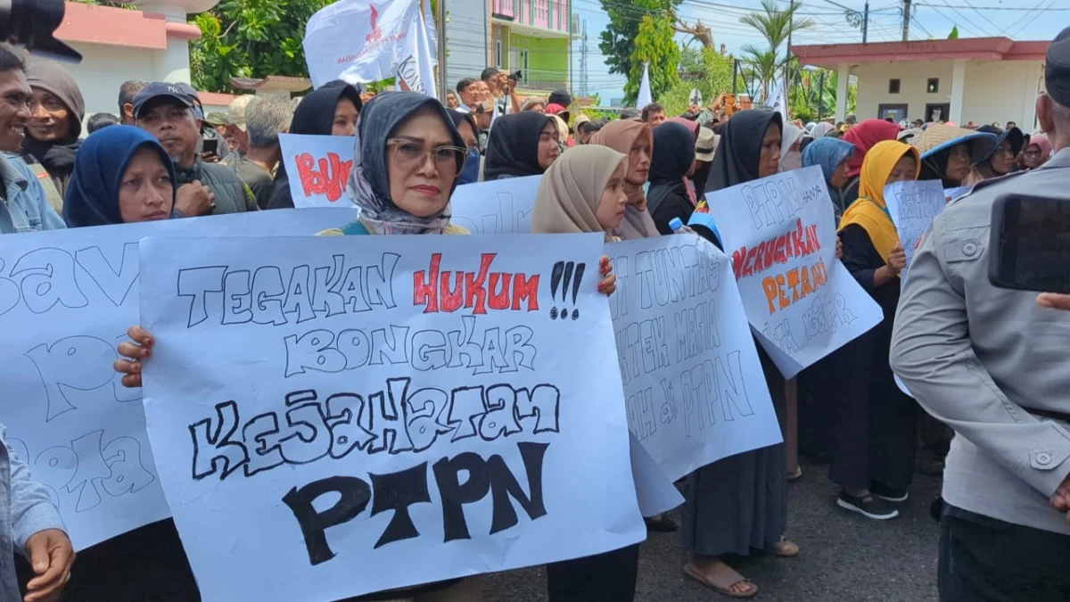 Para petani yang menggarap lahan perkebunan eks PTPN Batulawang Kota Banjar menggelar aksi demonstrasi ke Kantor DPRD Banjar, Rabu 5 Februari 2025. (Cecep Herdi/Jabar Eskpres)