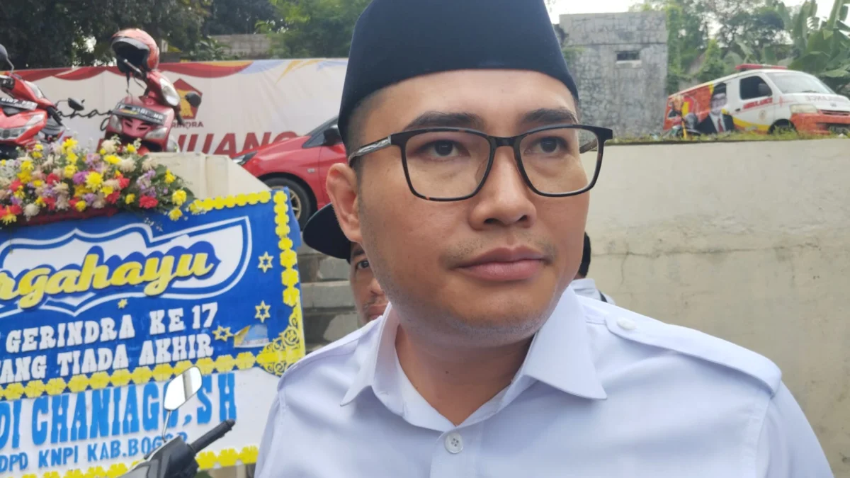 Ketua DPRD Kabupaten Bogor, Sastra Winara saat memberikan keterangan seusai menghadiri HUT ke-17 Partai Gerindra di DPC Kabupaten Bogor, pada Kamis (6/2). Foto: Regi