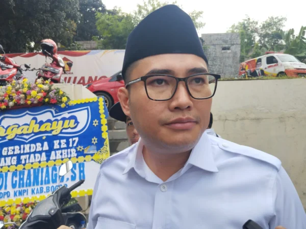Ketua DPRD Kabupaten Bogor, Sastra Winara saat memberikan keterangan seusai menghadiri HUT ke-17 Partai Gerindra di DPC Kabupaten Bogor, pada Kamis (6/2). Foto: Regi