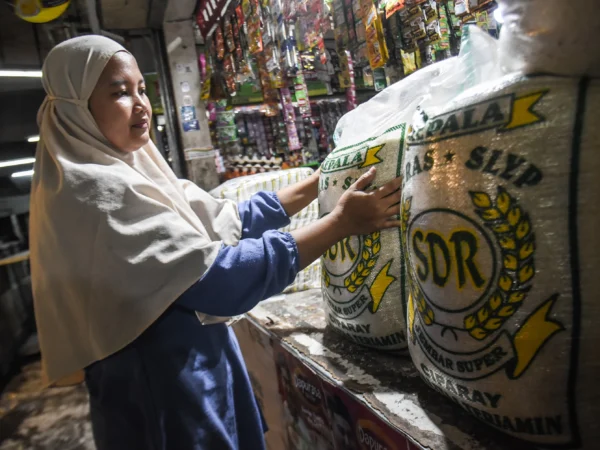 Pedagang merapikan beras dagangannya di Pasar Kosambi, Kota Bandung, Kamis (6/2). Foto: Dimas Rachmatsyah / Jabar Ekspres