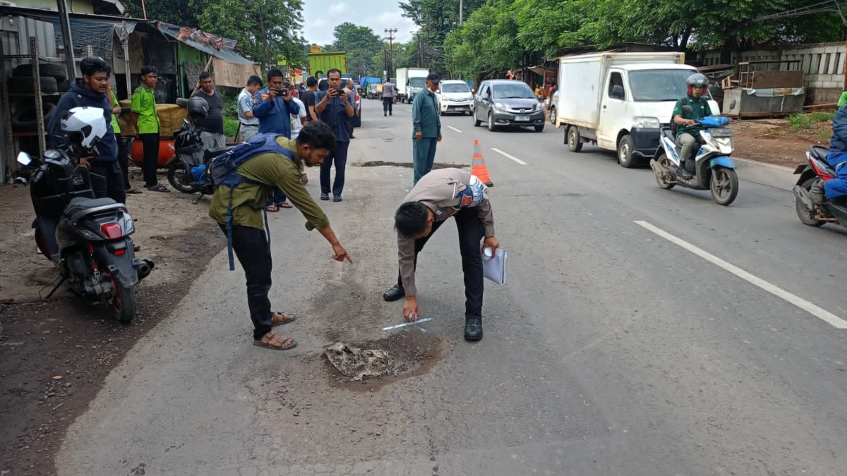 Satlantas Polres Bogor saat menghampiri TKP kecelakaan yang menewaskan pengendara motor akibat jalan berlubang, pada Kamis (6/2). Foto: Satlantas Polres Bogor