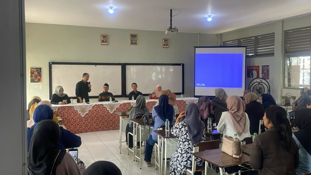 Orang tua murid dari 194 siswa melakukan audiensi dengan sekolah yang dilakukan pada Kamis (6/2) di SMA 1 Cileunyi untuk mempertanyakan status anaknya yang sempat gagal dalam proses pendaftaran. Foto Agi