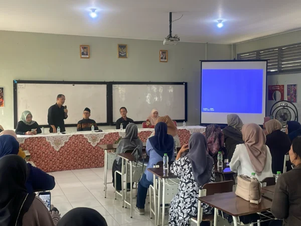 Orang tua murid dari 194 siswa melakukan audiensi dengan sekolah yang dilakukan pada Kamis (6/2) di SMA 1 Cileunyi untuk mempertanyakan status anaknya yang sempat gagal dalam proses pendaftaran. Foto Agi