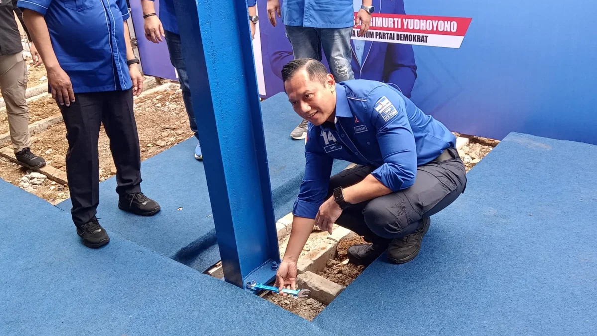 Ketua Umum DPP Partai Demokrat Agus Harimurti Yudhoyono (AHY) meresmikan pemancangan tiang pertama pembangunan Kantor DPD Partai Demokrat Jabar di Jalan Pacuan Kuda No 5, Arcamanik Kota Bandung, Sabtu (8/2/2025).