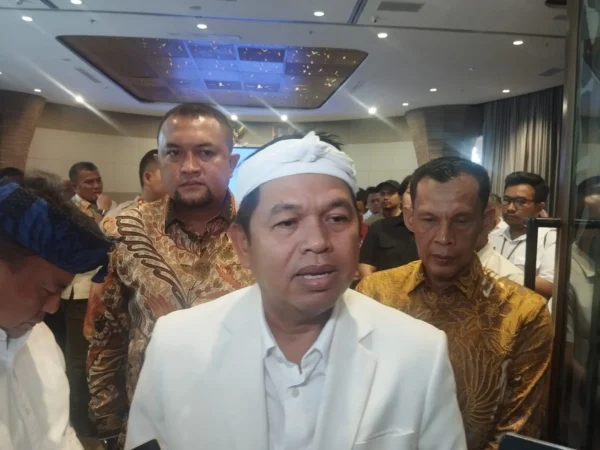 Gubernur Jawa Barat terpilih, Dedi Mulyadi saat memberikan tanggapan kepada wartawan seusai rapat koordinasi perihal jalur tambang Parung Panjang, Kabupaten Bogor, pada Rabu (12/2). Foto: Regi / Jabar Ekspres