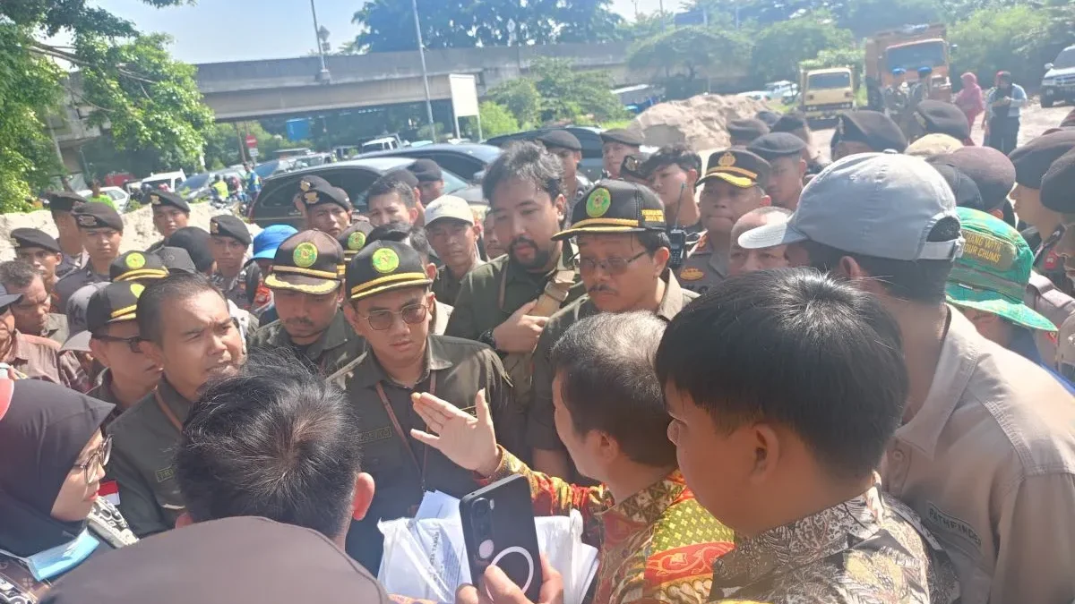 Pengadilan Negeri (PN) Jakarta Timur saat menjelaskan ke warga terkait penggusuran rumah di Jalan Dokter Sumarno, Pulogebang, Cakung, Jakarta Timur, Rabu (12/2/2025). (foto/ANTARA)