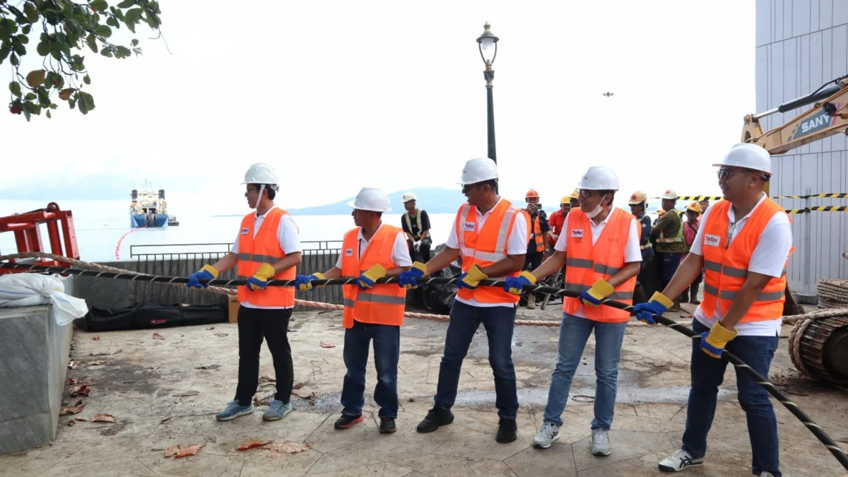 Chief Technology Officer Telin Abdul Rahman Ansyori (paling kiri), GM Witel Sumalut Guruh Adhi Laksana (kedua dari kiri), SVP Governance & Compliance Group Telin G.E Dhany Widjajanta (tengah), ⁠VP Planning & Development Telin Reinaldy Sjamsuddin (kedua dari kanan), ⁠VP Subsea Project Orchestration Telin Dion Kristadi Leksono (paling kanan) dalam acara Bifrost Cable Landing Ceremonial di BMH Malalayang pada Minggu, (9/12).