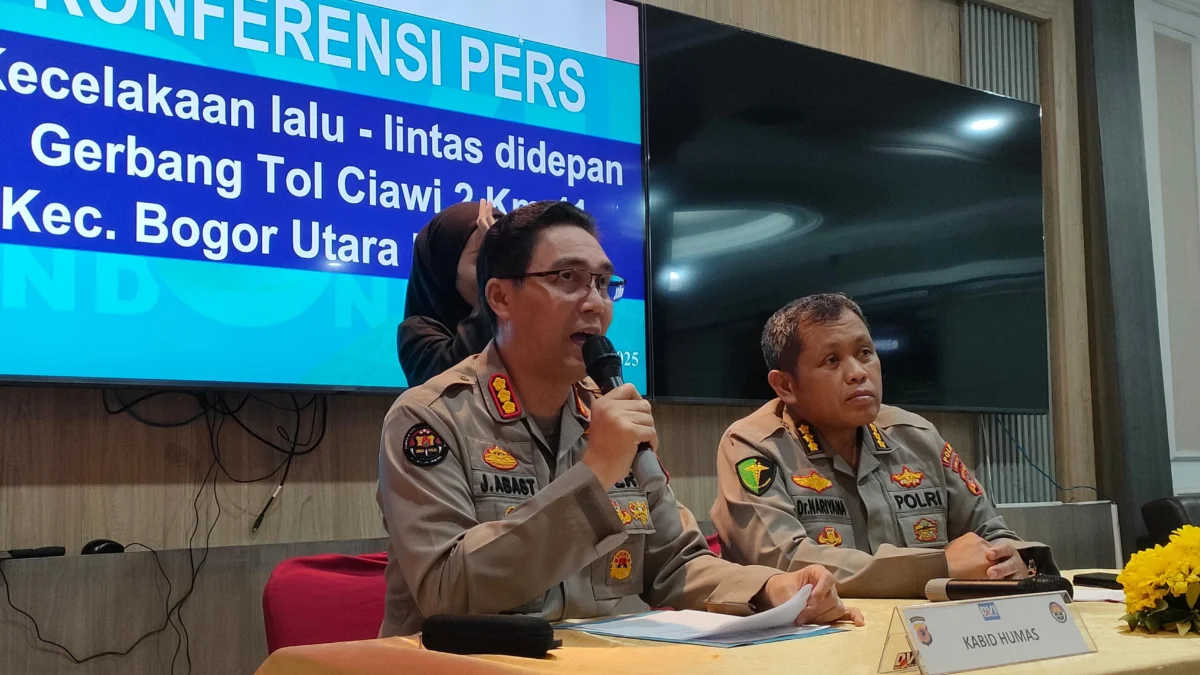 Dik. Kabid Humas Polda Jabar, Kombes Pol Jules Abraham Abast (kiri) dan Kabid Dokkes Polda Jabar, Kombes Pol dr Nariyana (kanan) saat konferensi pers penanganan jenazah korban lakalantas di GT Ciawi 2. Foto. Sandi Nugraha.