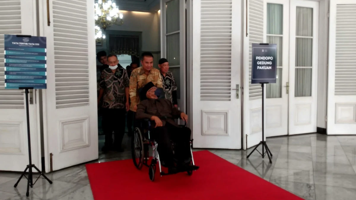 Penjabat (Pj) Gubernur Jabar Bey Triadi Mahmudin bersama Gubernur era 2003 - 2008 Danny Setiawan di Gedung Pakuan, Minggu (16/2)