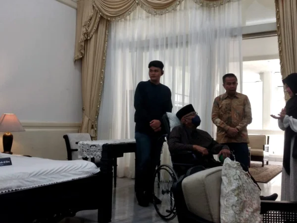 Penjabat (Pj) Gubernur Jabar Bey Triadi Mahmudin bersama Gubernur era 2003 - 2008 Danny Setiawan di Gedung Pakuan, Minggu (16/2)