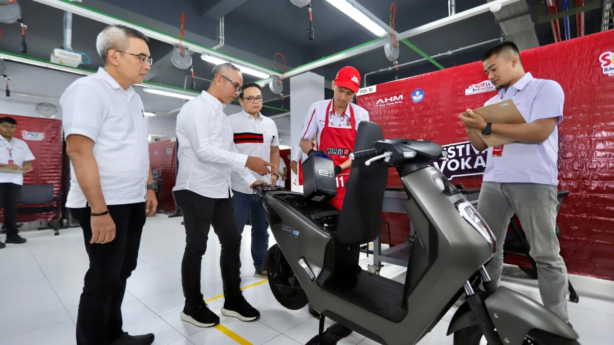 Finalis siswa FEVOSH 2025 menunjukkan keterampilan merawat sepeda motor listrik Honda EM1 e:, disaksikan oleh GM Corporate Communication AHM Ahmad Muhibbuddin, Vocational Manager AHM Gunardi, dan Technical Training Manager AHM Herry Chairy T. Hal ini sejalan dengan komitmen AHM mendukung talenta otomotif masa depan.