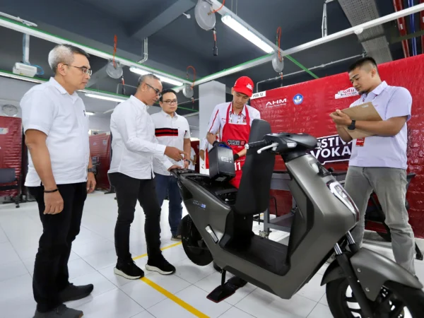 Finalis siswa FEVOSH 2025 menunjukkan keterampilan merawat sepeda motor listrik Honda EM1 e:, disaksikan oleh GM Corporate Communication AHM Ahmad Muhibbuddin, Vocational Manager AHM Gunardi, dan Technical Training Manager AHM Herry Chairy T. Hal ini sejalan dengan komitmen AHM mendukung talenta otomotif masa depan.