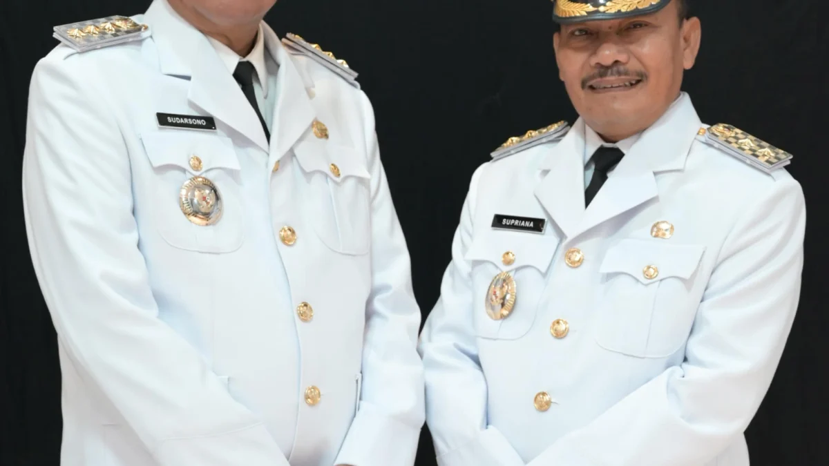 Wali Kota Banjar terpilih H Sudarsono, dan wakilnya, H Supriana berfoto menggunakan pakaian dinas kepala daerah. Sudarsono akan mengevaluasi anggaran DAU Disdik tahun ini dan memperbaiki rapor pendidikan. (Foto Istimewa)