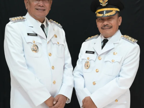 Wali Kota Banjar terpilih H Sudarsono, dan wakilnya, H Supriana berfoto menggunakan pakaian dinas kepala daerah. Sudarsono akan mengevaluasi anggaran DAU Disdik tahun ini dan memperbaiki rapor pendidikan. (Foto Istimewa)