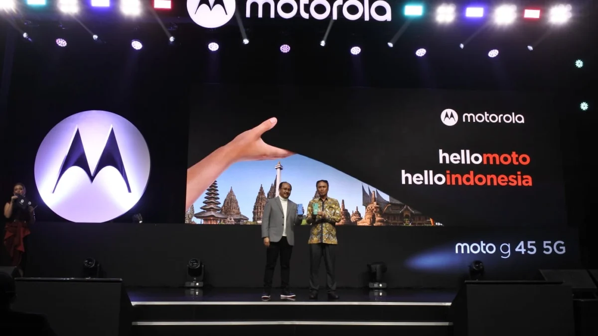 Sisi kiri Bagus Prasetyo, Country Head Motorola Indonesia, sisi kanan Ir. Sopar Halomoan Sirait, M.Si. - Sekretaris Direktorat Jenderal ILMATE