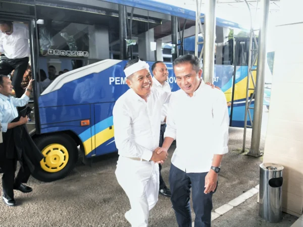 Gubernur Provinsi Jawa Barat Dedi Mulyadi, bersama sejumlah Bupati/ Walikota di Jabar bertolak ke Magelang untuk mengikuti retret Kepala Daerah hasil Pilkada Serentak 2024, Jum'at (21/2/2025) Foto : Pipin Sauri / Biro Adpim Jabar