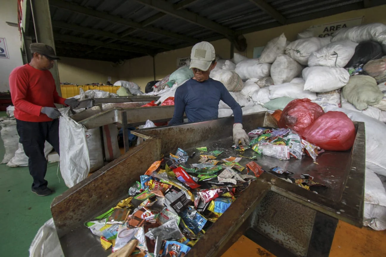 Proses penyortiran sampah di Upcycling Mekarwangi, Kota Bogor. Foto: Regi