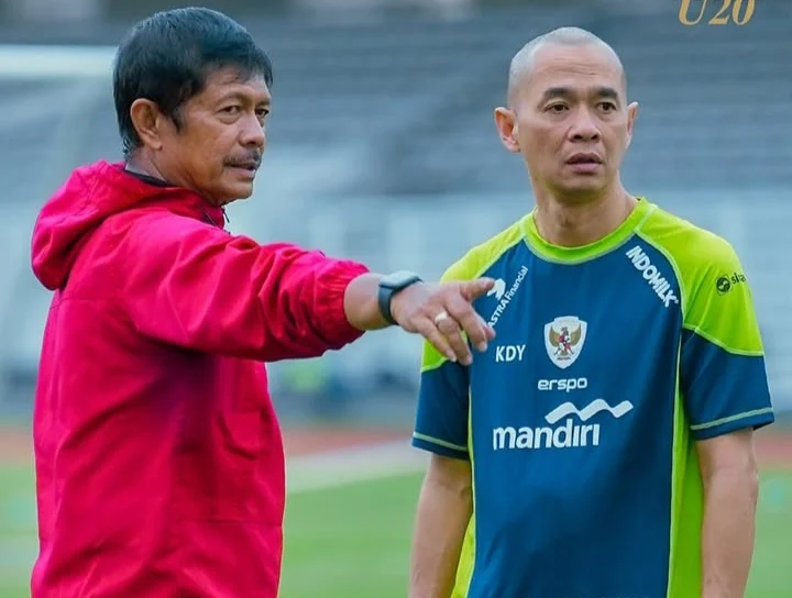 Pelatih Timnas Indonesia U-20 Indra Sjafri (kiri). (Foto Instagram @indrasjafri_coach)