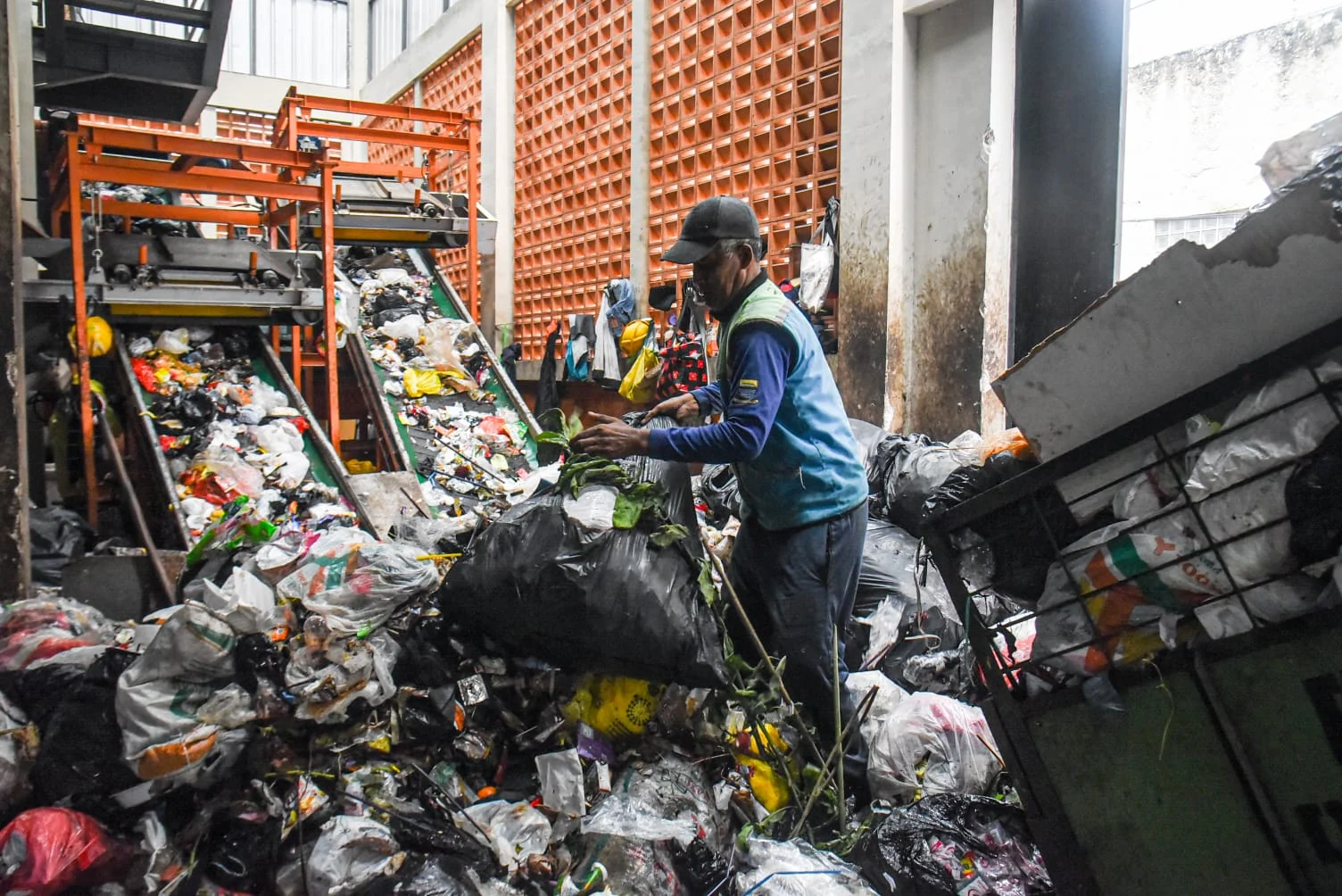 Pekerja mengolah sampah di Tempat Pengolahan Sampah Terpadu (TPST) Nyengseret, Kota Bandung, Rabu (26/2). Foto: Dimas Rachmatsyah / Jabar Ekspres
