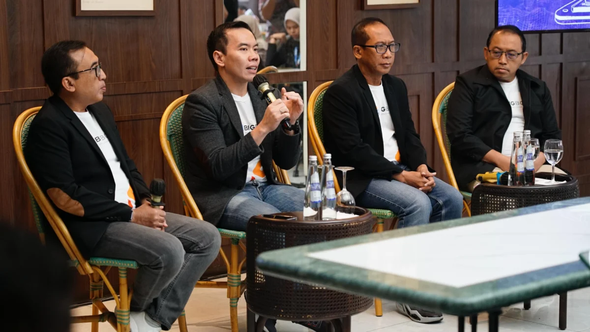 Direktur Digital Business Telkom Muhamad Fajrin Rasyid (kedua dari kiri) saat menjelaskan mengenai Artificial Intelligence (AI) di Jakarta, Rabu (26/2).