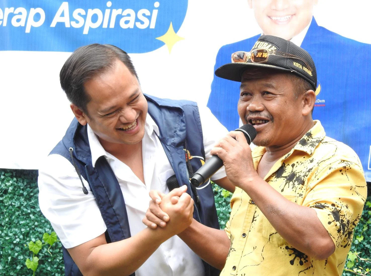 Ketua Fraksi NasDem DPRD Kota Bogor, Benninu Argoebie saat menyerap aspirasi warga Kelurahan Cimahpar, Bogor Utara, Rabu (26/2). (Yudha Prananda / Jabar Ekspres)