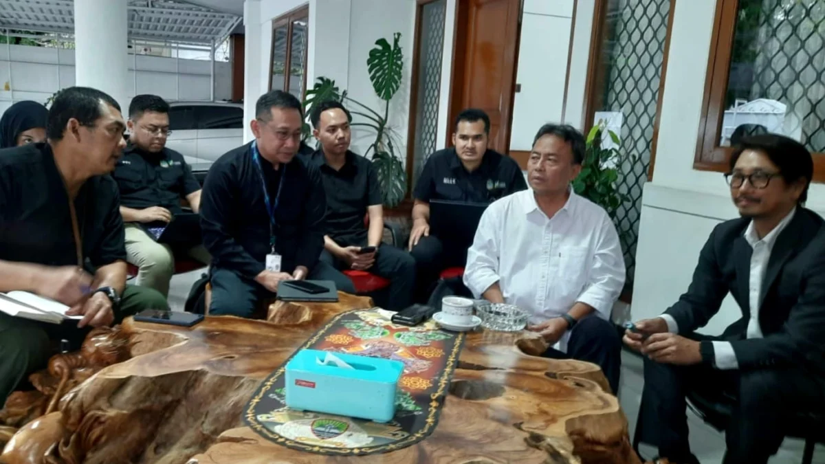 Sekda Jabar Herman Suryatman (baju putih) saat berdialog dengan perwakilan PT JES di Rumdin Jalan Aria Jipang, Kamis (27/2).