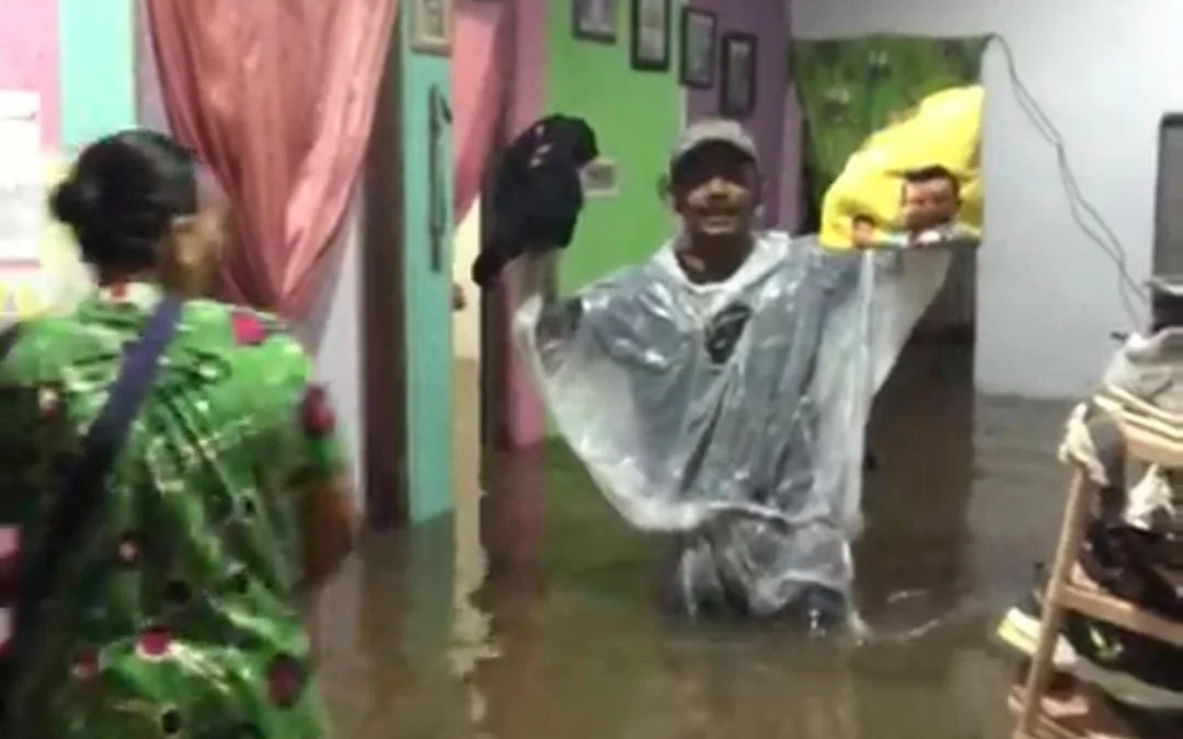 Seorang warga selamatkan baju bergambar Prabowo ditengah banjir di Bogor. (Foto: SS Video)