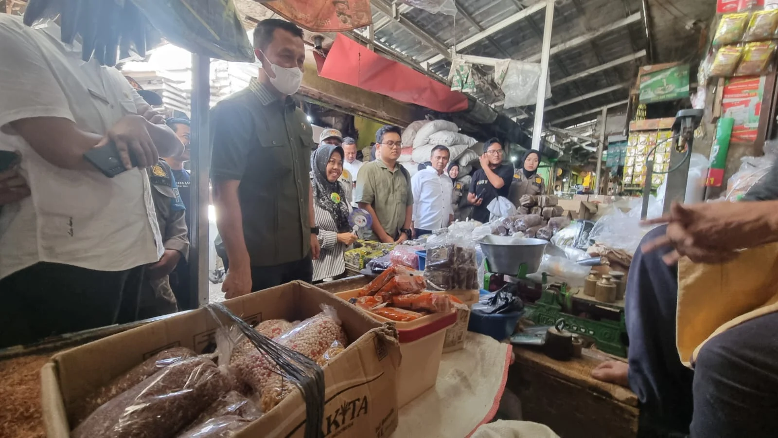 Polres Tasikmalaya dan Disperindag Kabupaten Tasikmalaya menggelar sidak ke Pasar tradisional Singaparna, Jumat 28 Februari 2025. (Foto: Istimewa)