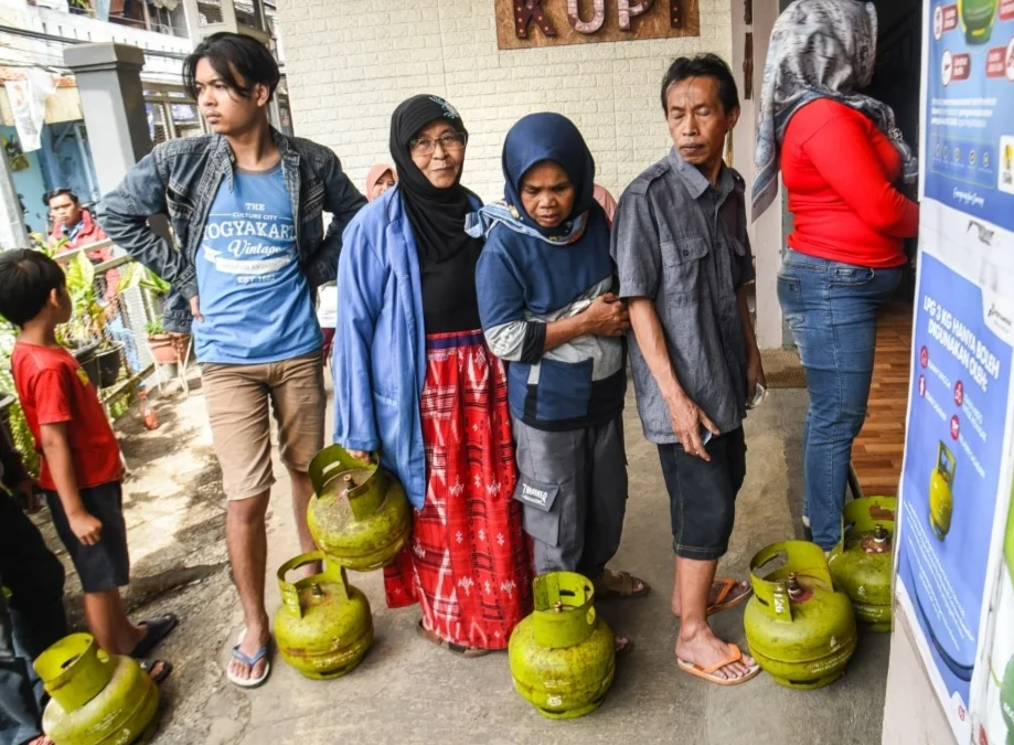 Warga mengantre sambil membawa tabung gas elpiji 3 kg kosong di salah satu pangkalan elpiji di kawasan Jalan Suryani, Kota Bandung, Senin (3/1). Foto: Dimas Rachmatsyah / Jabar Ekspres