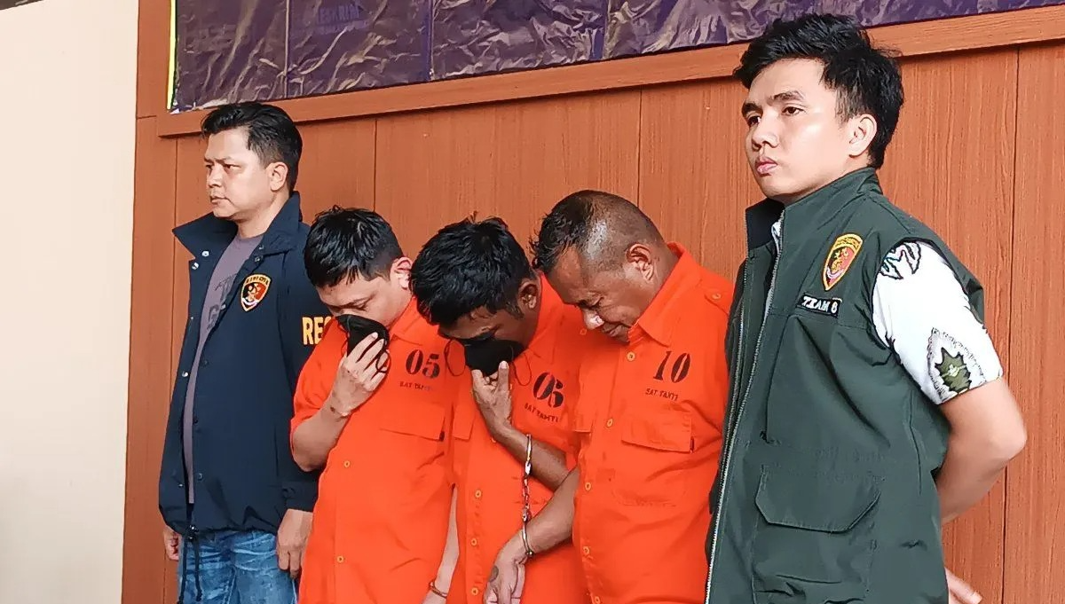 Tiga tampang pegawai KPK gadungan saat dihadirkan di konferensi pers di Jakarta, Jumat (7/2/2025). (foto/ANTARA)