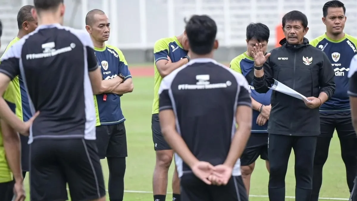 Pelatih timnas U-20 Indra Sjafri saat memimpin latihan di Stadion Madya Gelora Bung Karno, Jakarta, Rabu (5/2/2025). (foto/ANTARA)