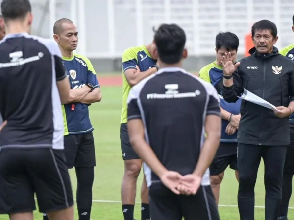 Pelatih timnas U-20 Indra Sjafri saat memimpin latihan di Stadion Madya Gelora Bung Karno, Jakarta, Rabu (5/2/2025). (foto/ANTARA)