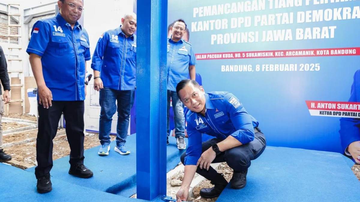 Ketua Umum Partai Demokrat Agus Harimurti Yudhoyono ( AHY ) bersama Jawa Barat Anton Sukartono Suratto bersama jajaran resmikan kantor baru