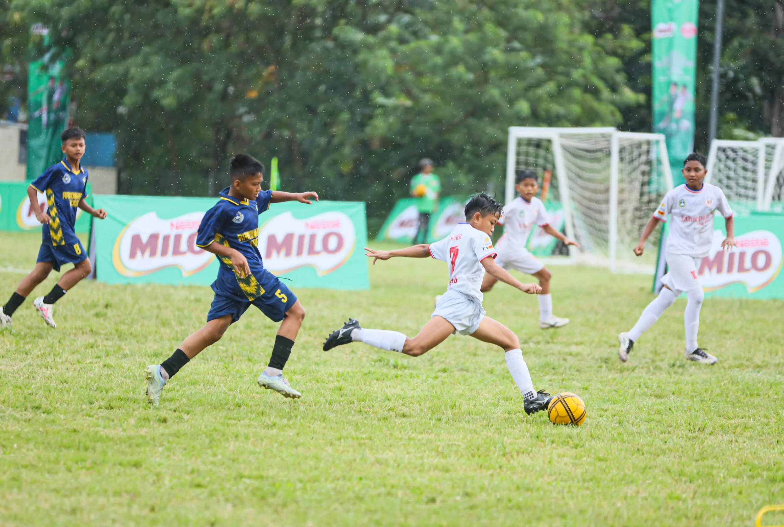 Pertandingan final U-12 MILO National Championship 2025. Juara 1 kategori U-12 MILO Football Championship 2025, Randhika FC, Kudus berhasil mengalahkan Assa Pro FC, Jakarta dengan skor 3-0 di Stadion Ciracas, Jakarta (16/2). Sebanyak lebih dari 10.000 peserta dari 19 kota penyisihan ikut serta pada tahun ketiga penyelenggaraan MILO National Championship yang terbagi dalam dua kategori usia, yaitu U-10 dan U-12.