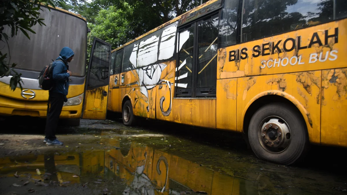 Puluhan bus sekolah dan Trans Metro Bandung yang dikelola oleh Dinas Perhubungan (Dishub) Kota Bandung dalam kondisi rusak dan jadi besi tua.